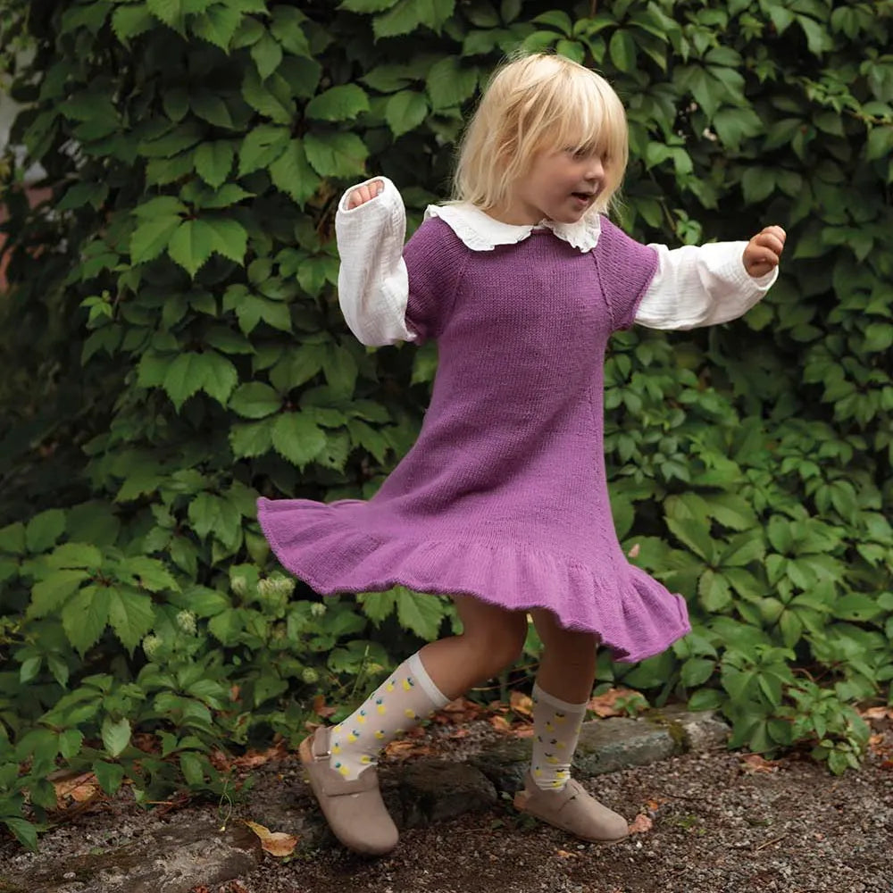 Tistla-stickad barnklänning - Fru Olesen Garn