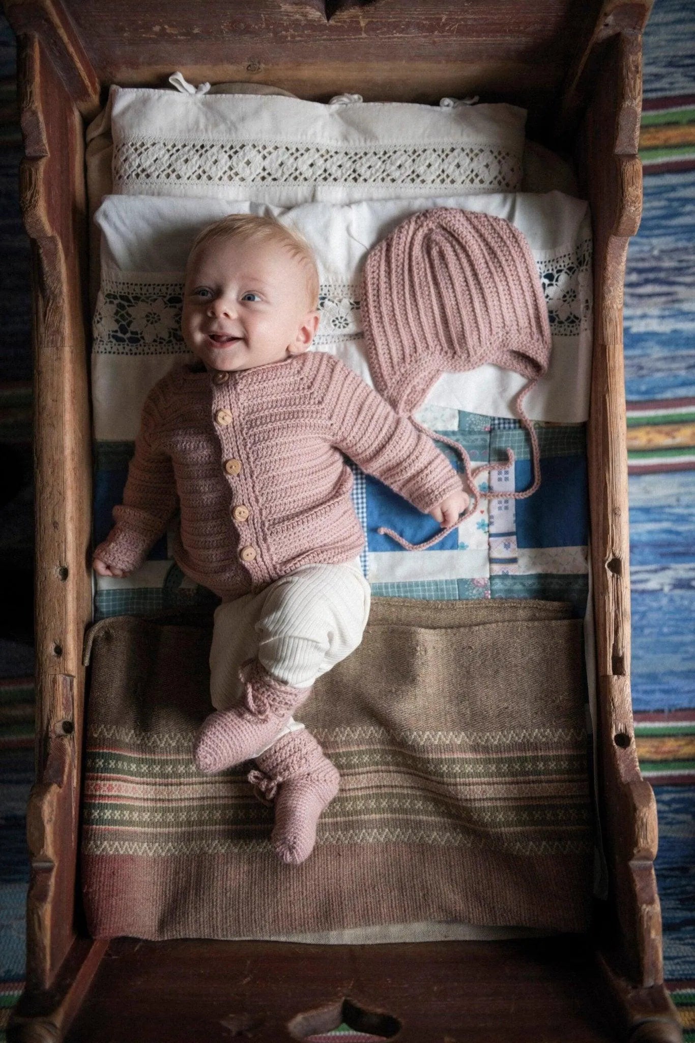 Åker - virkad babykofta - Fru Olesen Garn