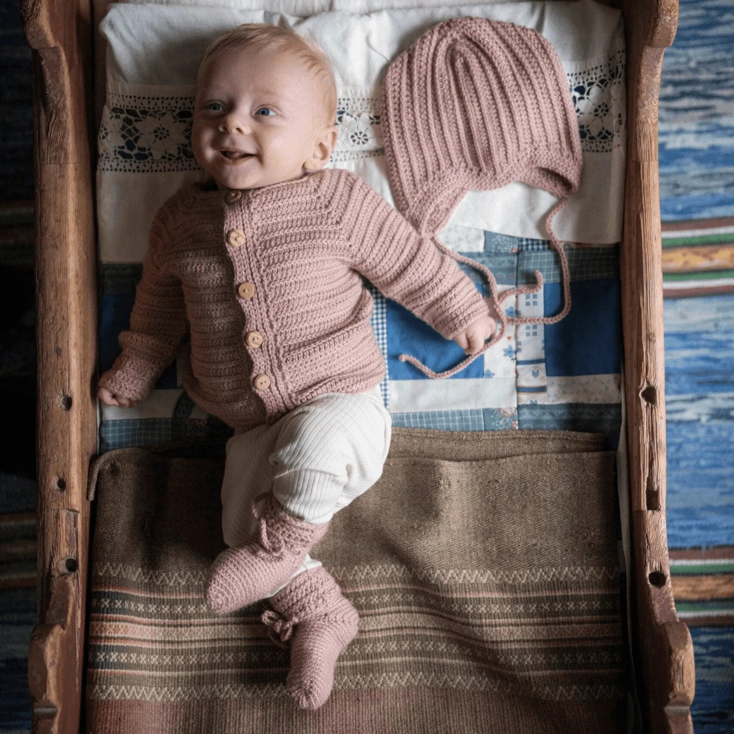 Åker - virkad babykofta - Fru Olesen Garn