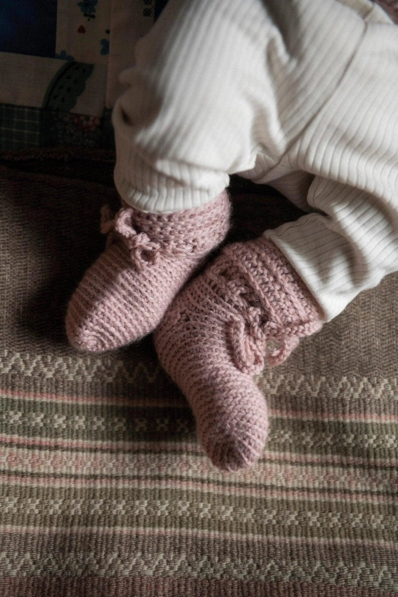 Åker - virkade babysockor - Fru Olesen Garn