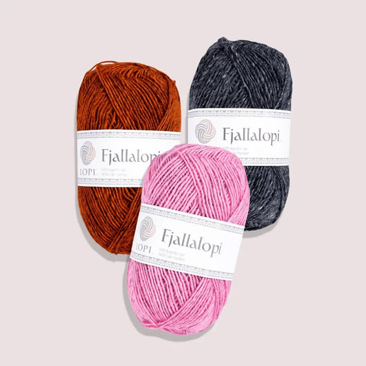 Fjallalopi garn i rosa, orange och mörkgrå färger, perfekt för stickning och hantverk