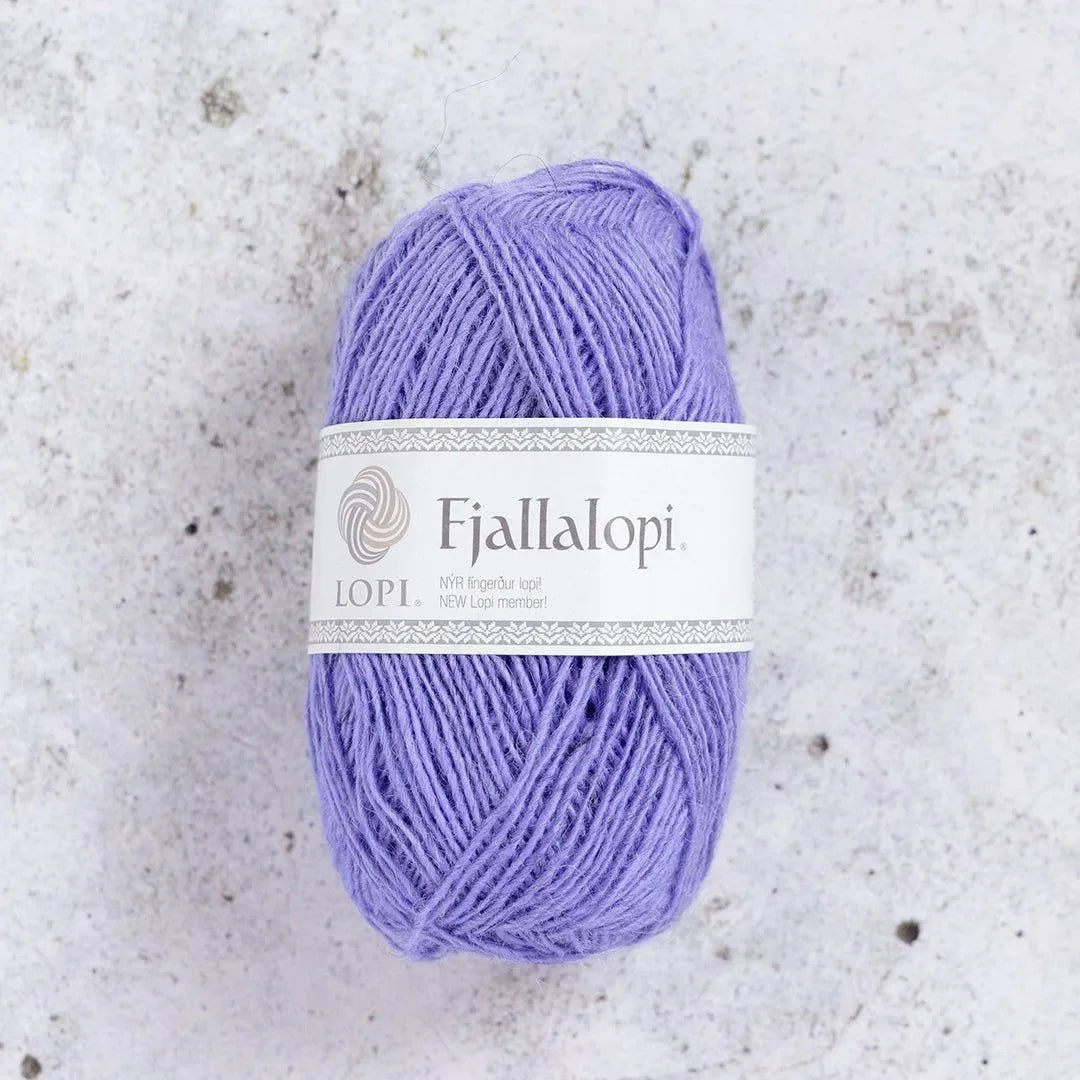 Ljuslila Fjallalopi garn från Lopi, perfekt för stickning och hantverk med mjuk ulltextur