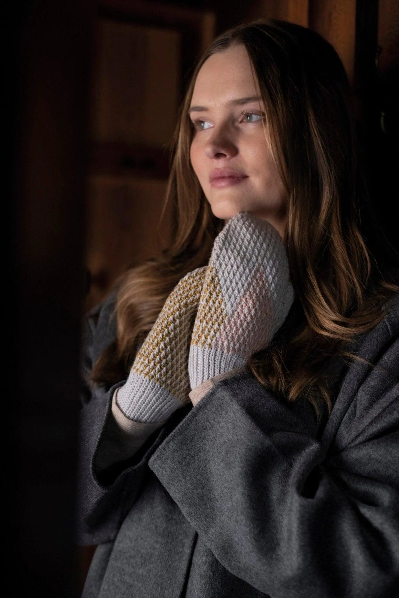 Fjällsol - strukturvirkade vantar - Fru Olesen Garn