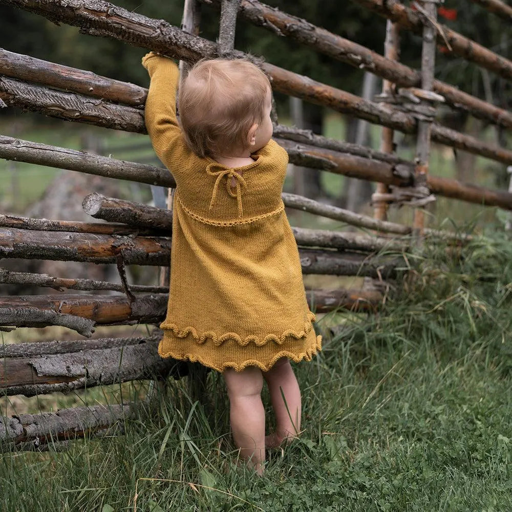 Midsommar – Stickad babyklänning - Fru Olesen Garn