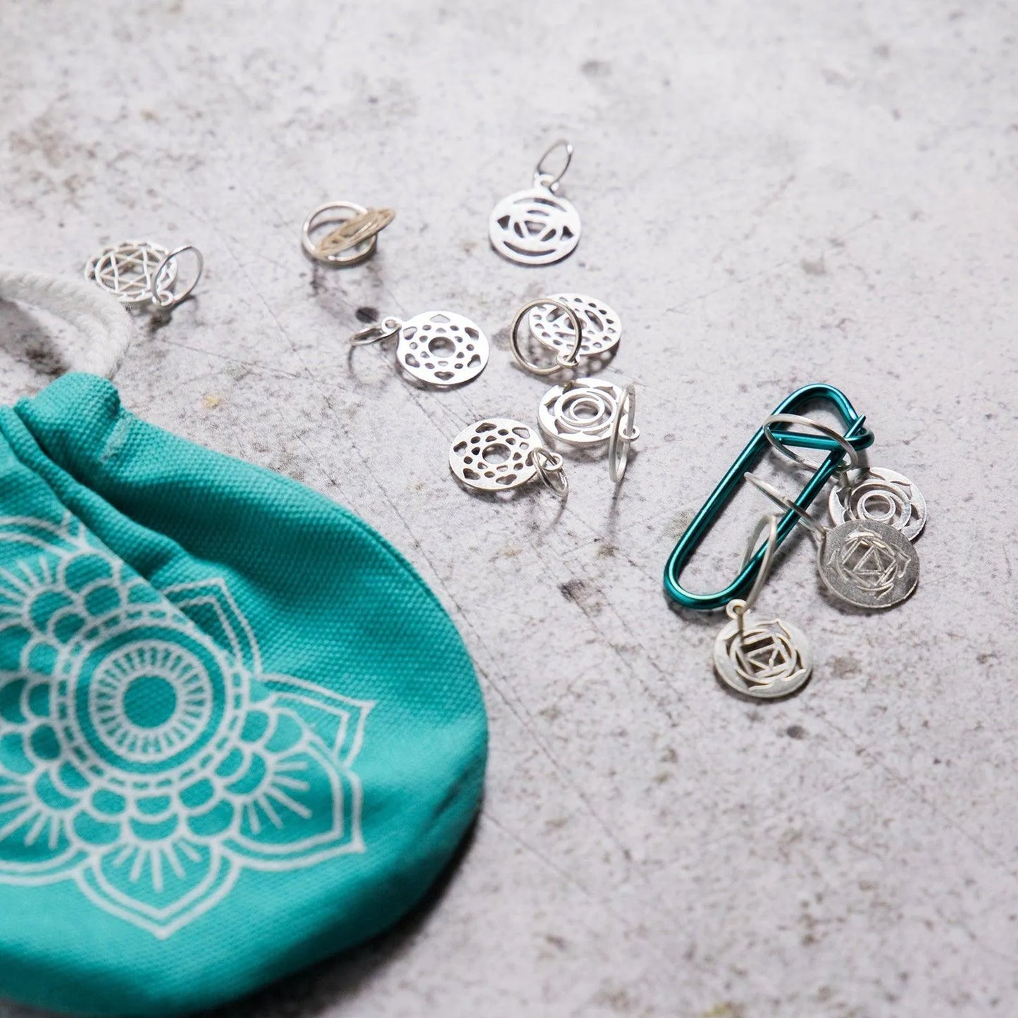 Mindful stickmarkörer i Sterling-silver med chakrasymboler (10 st) - Fru Olesen Garn