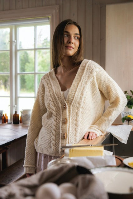 Strapats - Flätstickad kofta