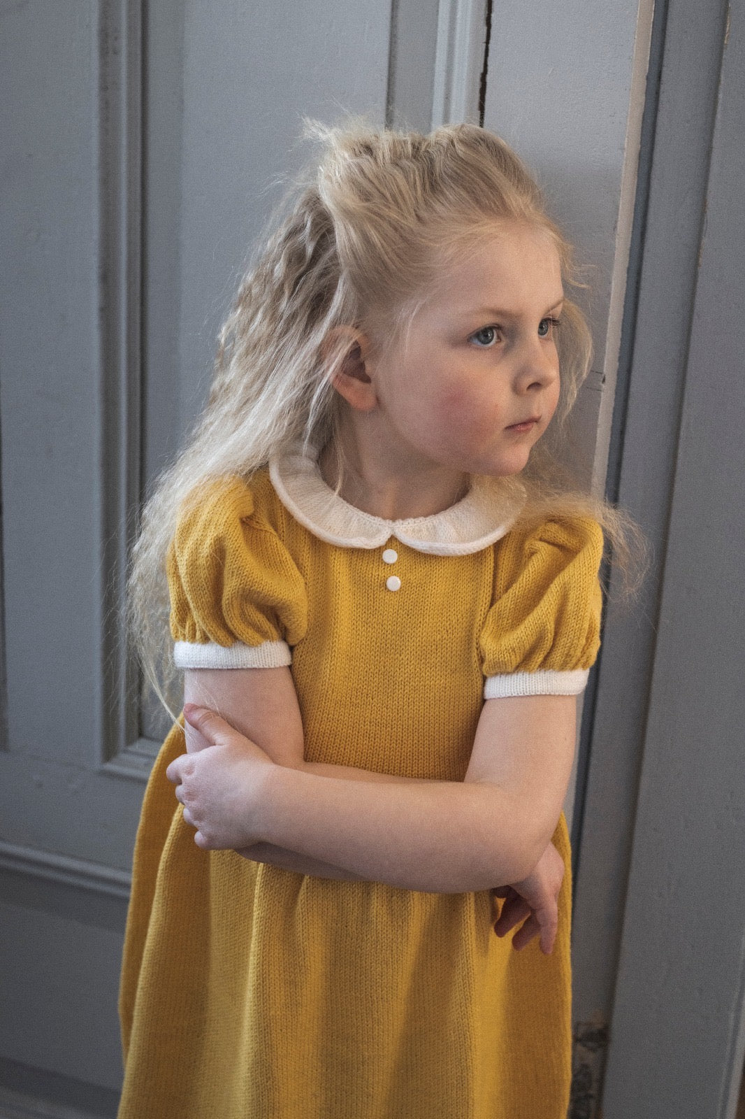 Laura – barnklänning med puffärmar