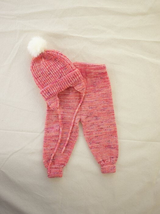 Elmie - byxa och mössa i Meditating in Mumbai