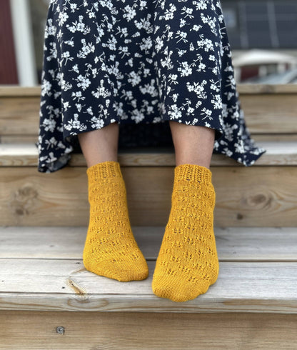 Dandelion Patch Shortie Socks
